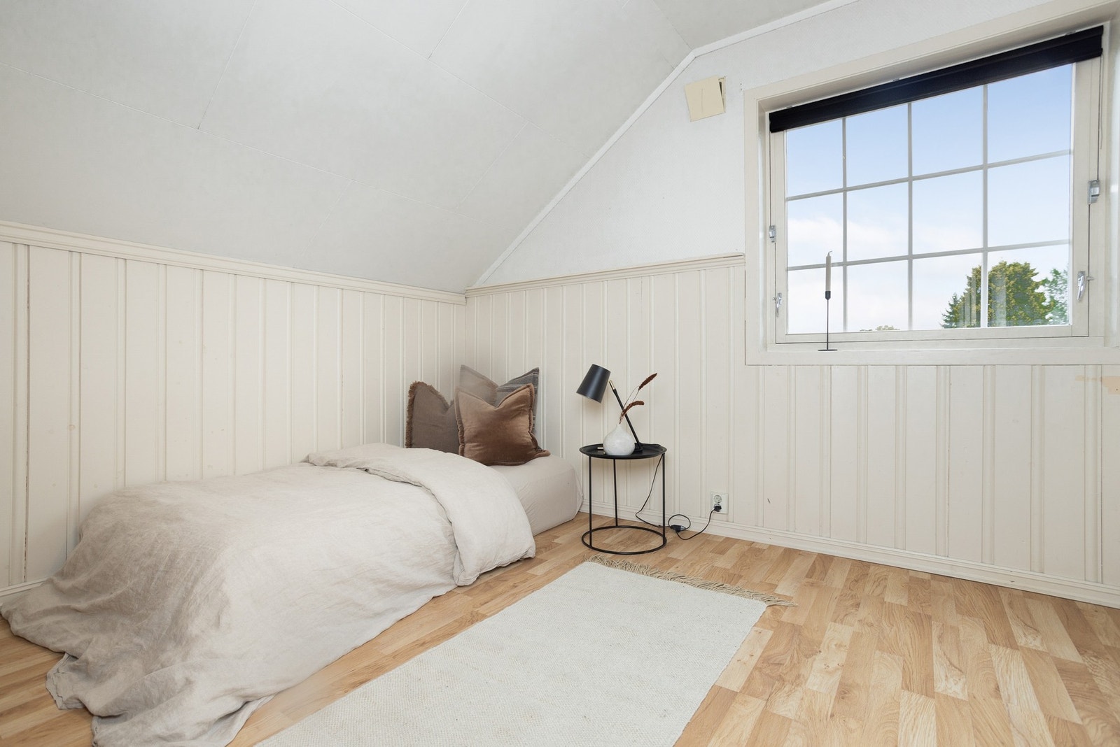 God plass til seng og ønsket innredning og skaper på soveorm. Galleribilde