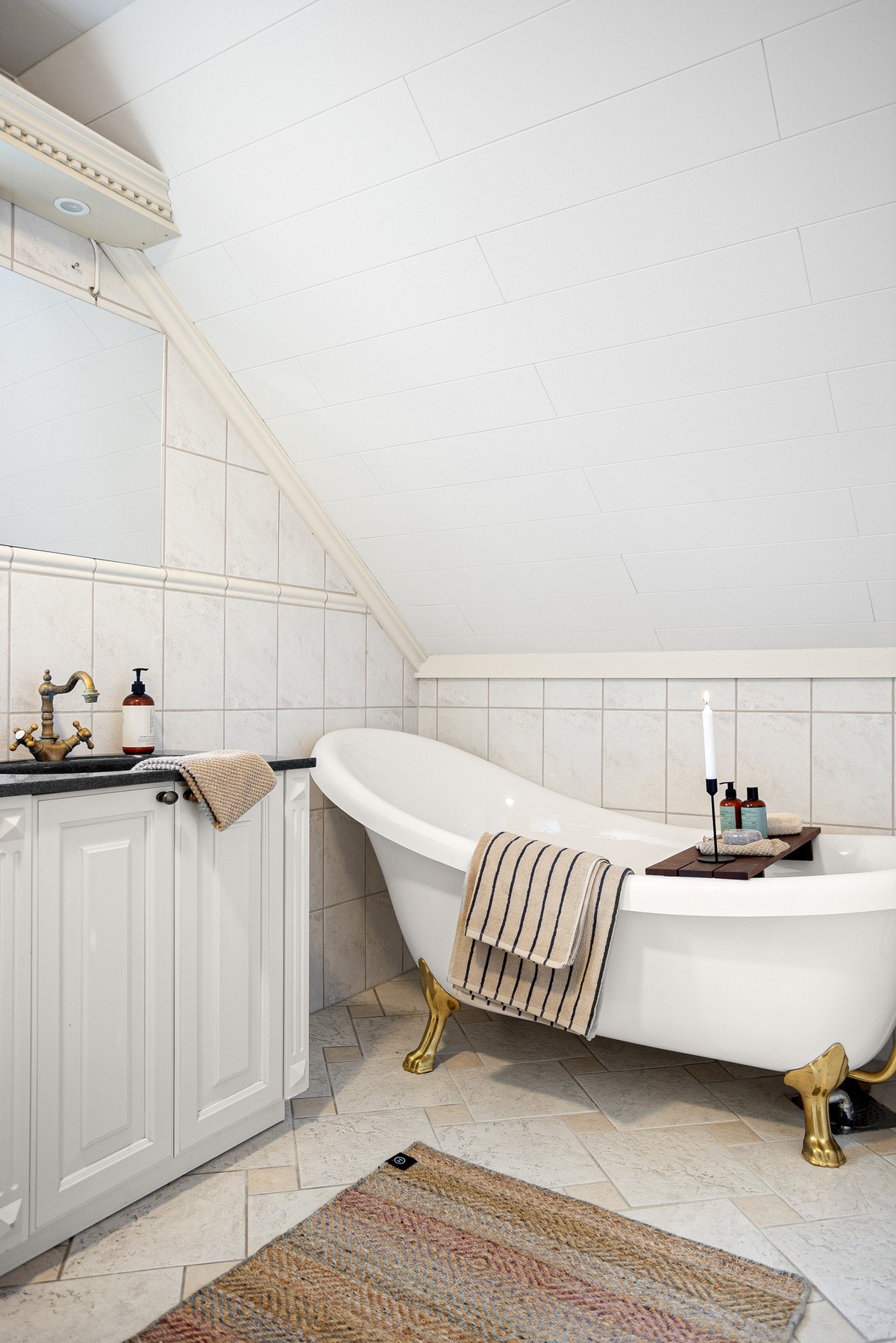 Vegghengt toalett, gulvvarme og dusjkabinett og montert badekar. Galleribilde