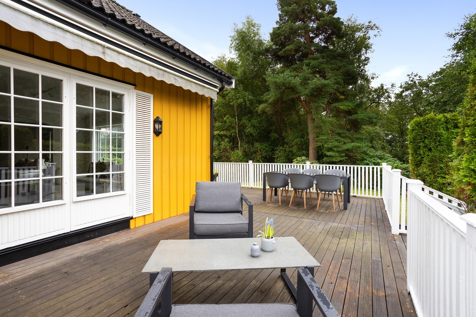 God plass til utemøbler og hyggelige sammenkomster med venner og familie. Galleribilde