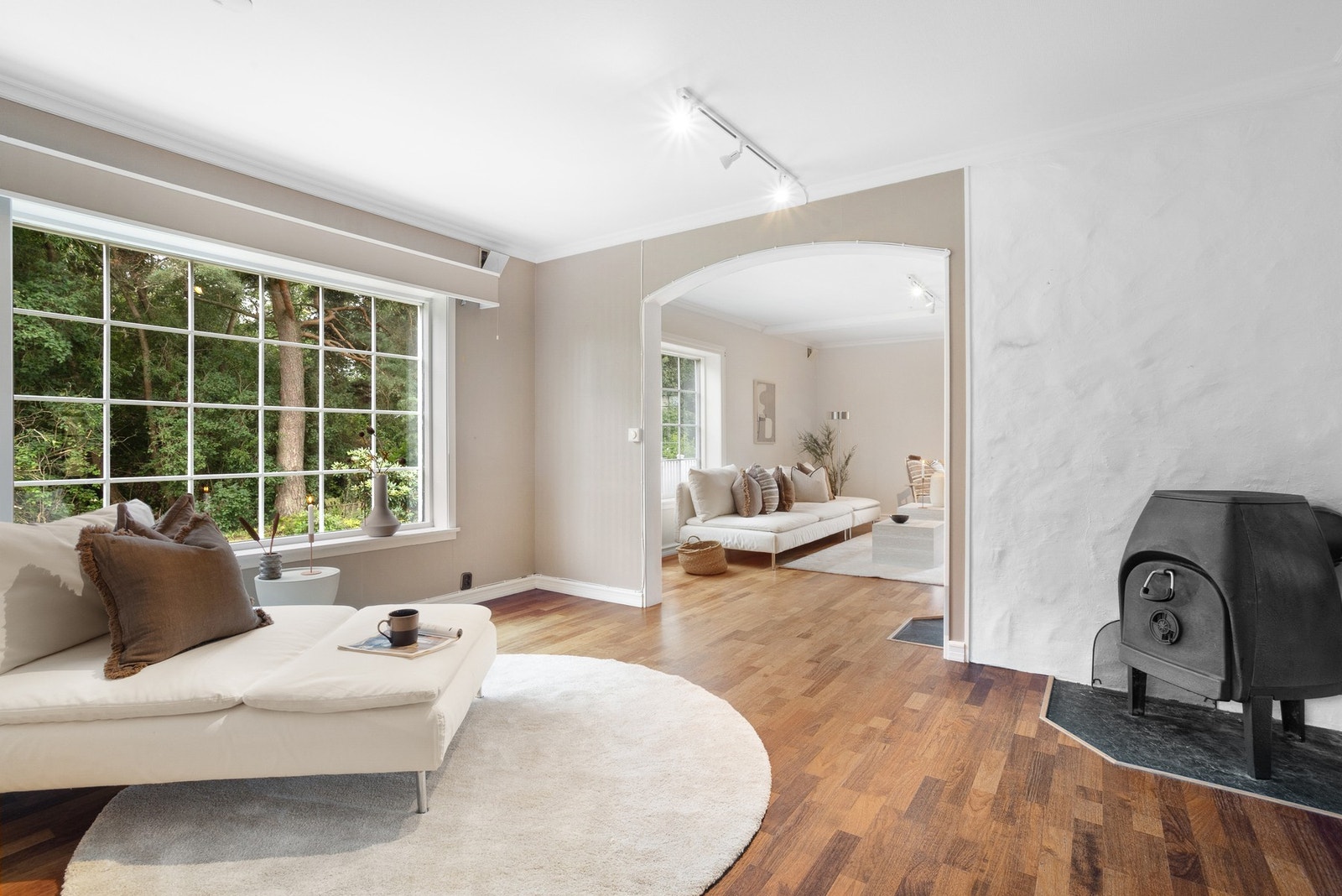 Eneboligen har to tilstøtende stuer i direkte tilknytning, noe som gir god møbleringsfrihet og ekstra fleksibilitet. Galleribilde