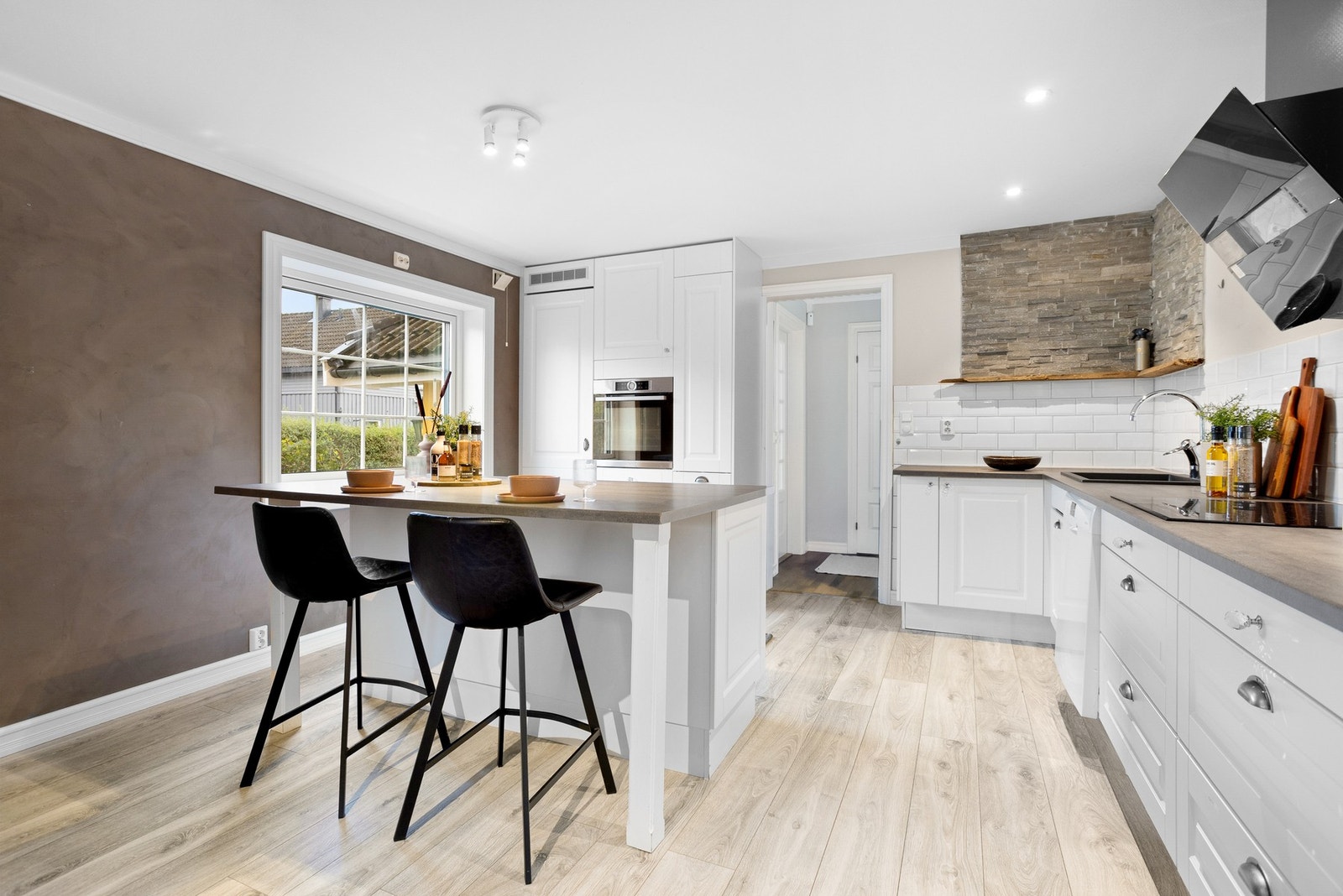 Her har man virkelig boltringsplass på kjøkkenet og god plass til gjester til middag. Galleribilde