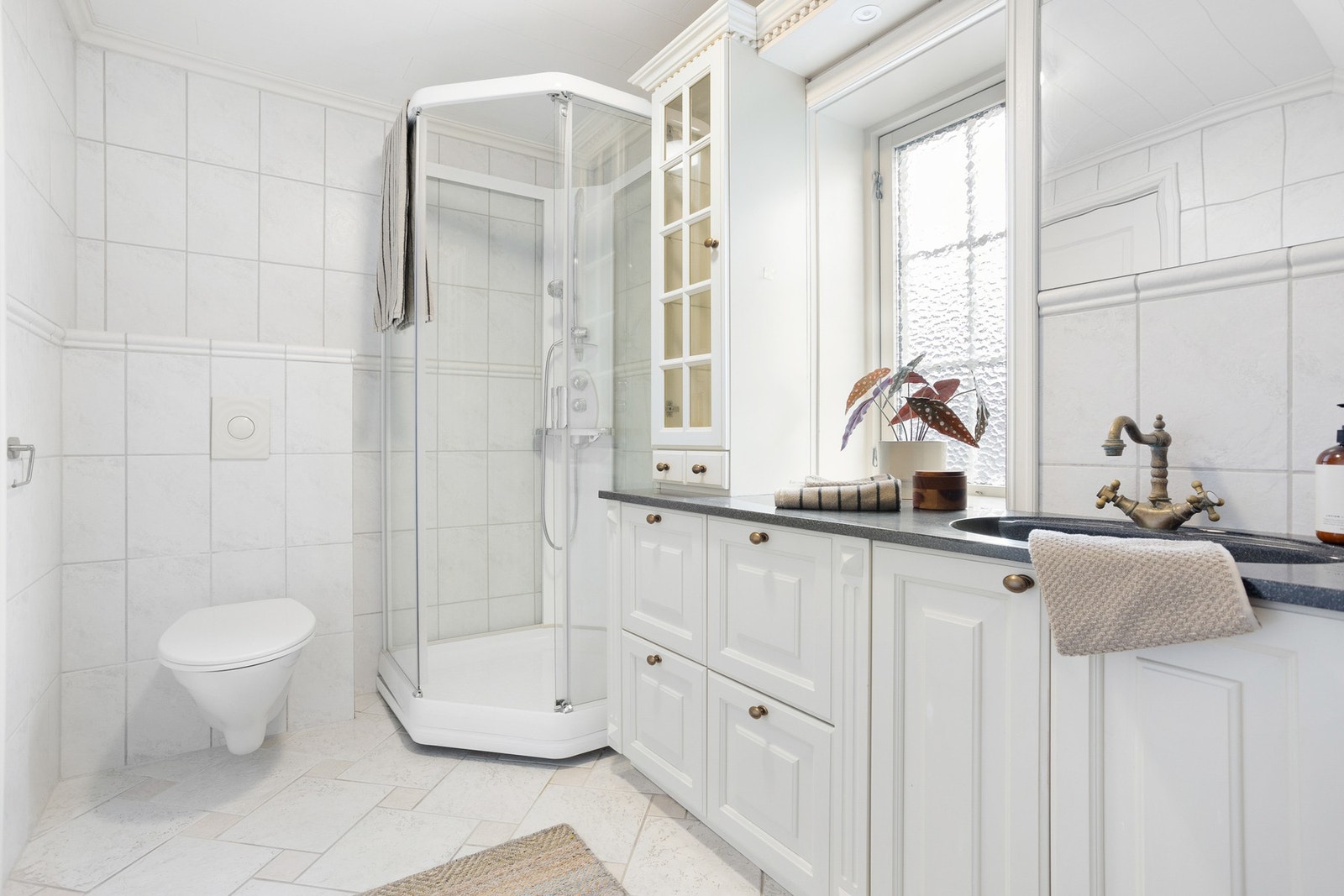 egghengt toalett, gulvvarme og dusjkabinett. Et elegant badekar Galleribilde