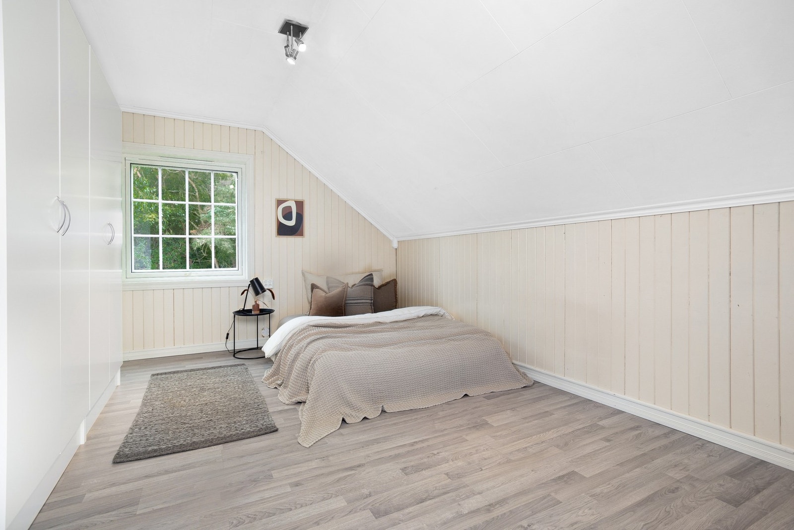 Soverom med god plass til seng og garderobeskaper. Galleribilde