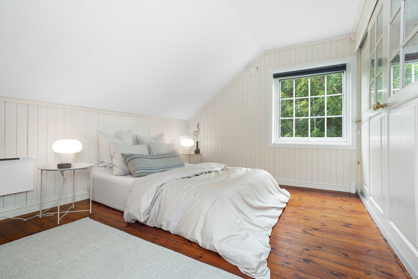 Det er totalt tre soverom i 2.etg. Dette av god størrelse med plassbygget skaper. Galleribilde