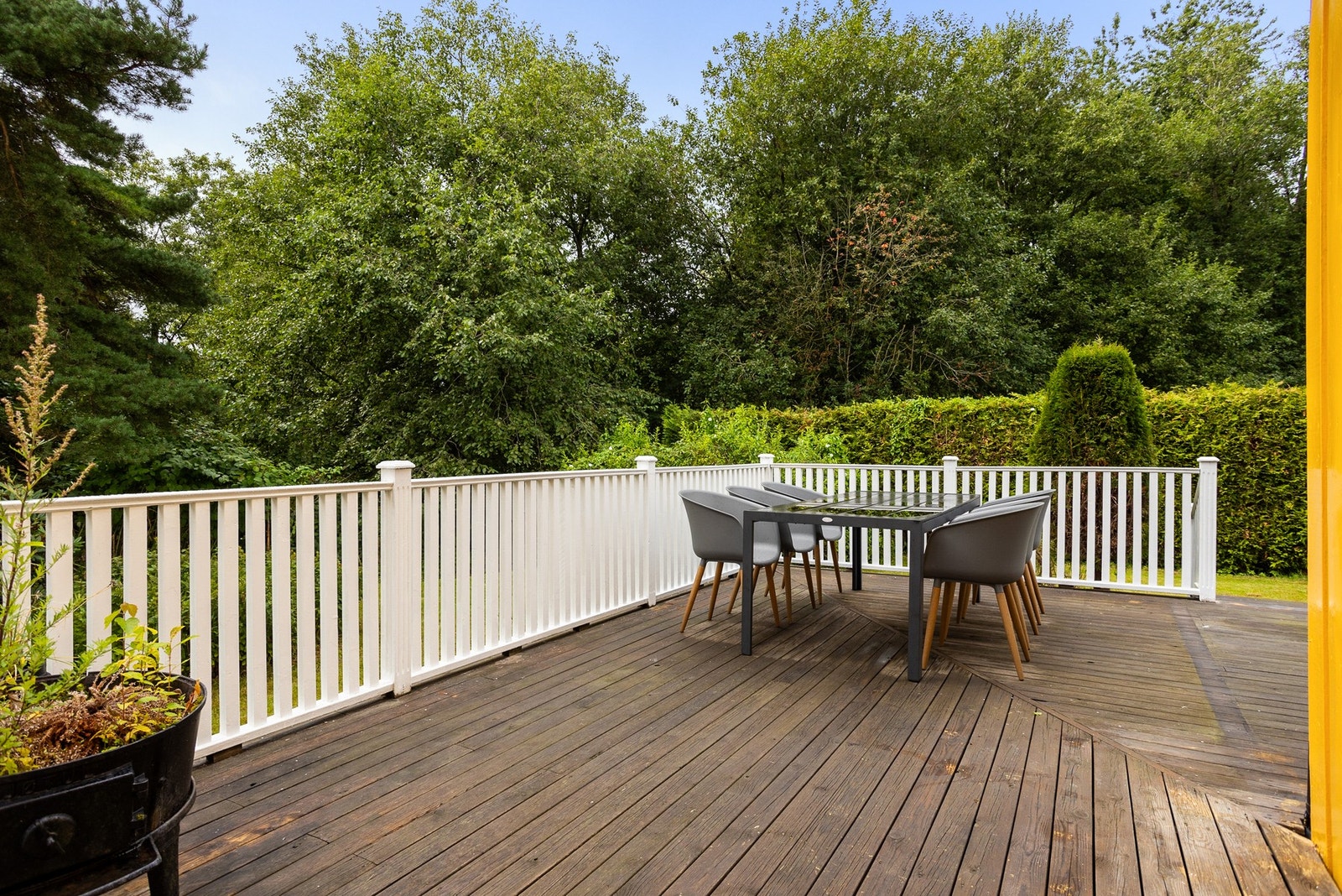 Bussholdeplassen ligger rett rundt hjørnet med busser som passerer ca. hvert 15 min. Galleribilde