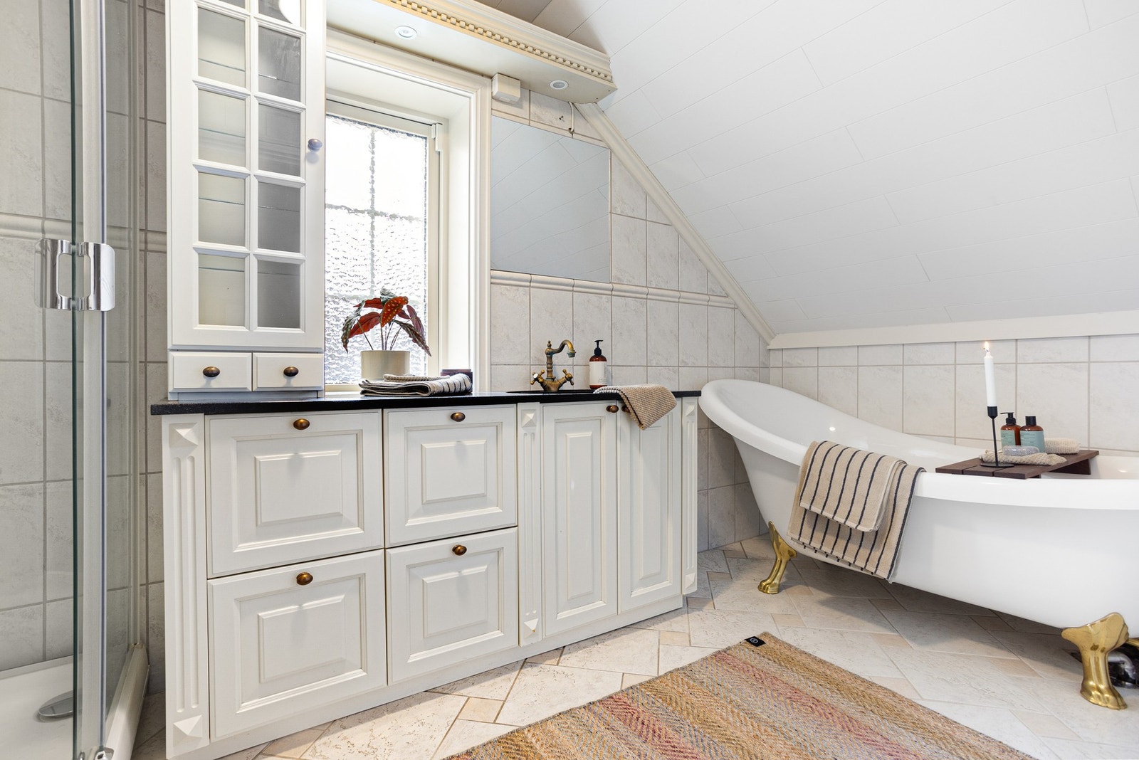 Baderom i andre etasje som ble pusset opp i 2008. er delikat med lyse vegg- og gulvfliser. Galleribilde