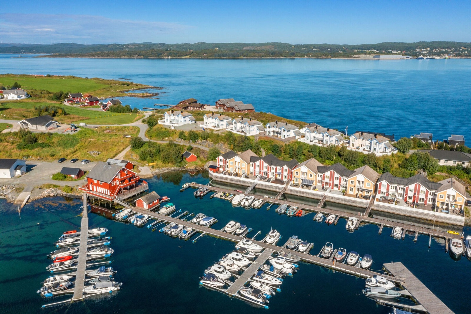 Borettslaget ligger like ved Hemnskjelkaia hvor man finner åpen restaurant/pub i sommerhalvåret. Galleribilde