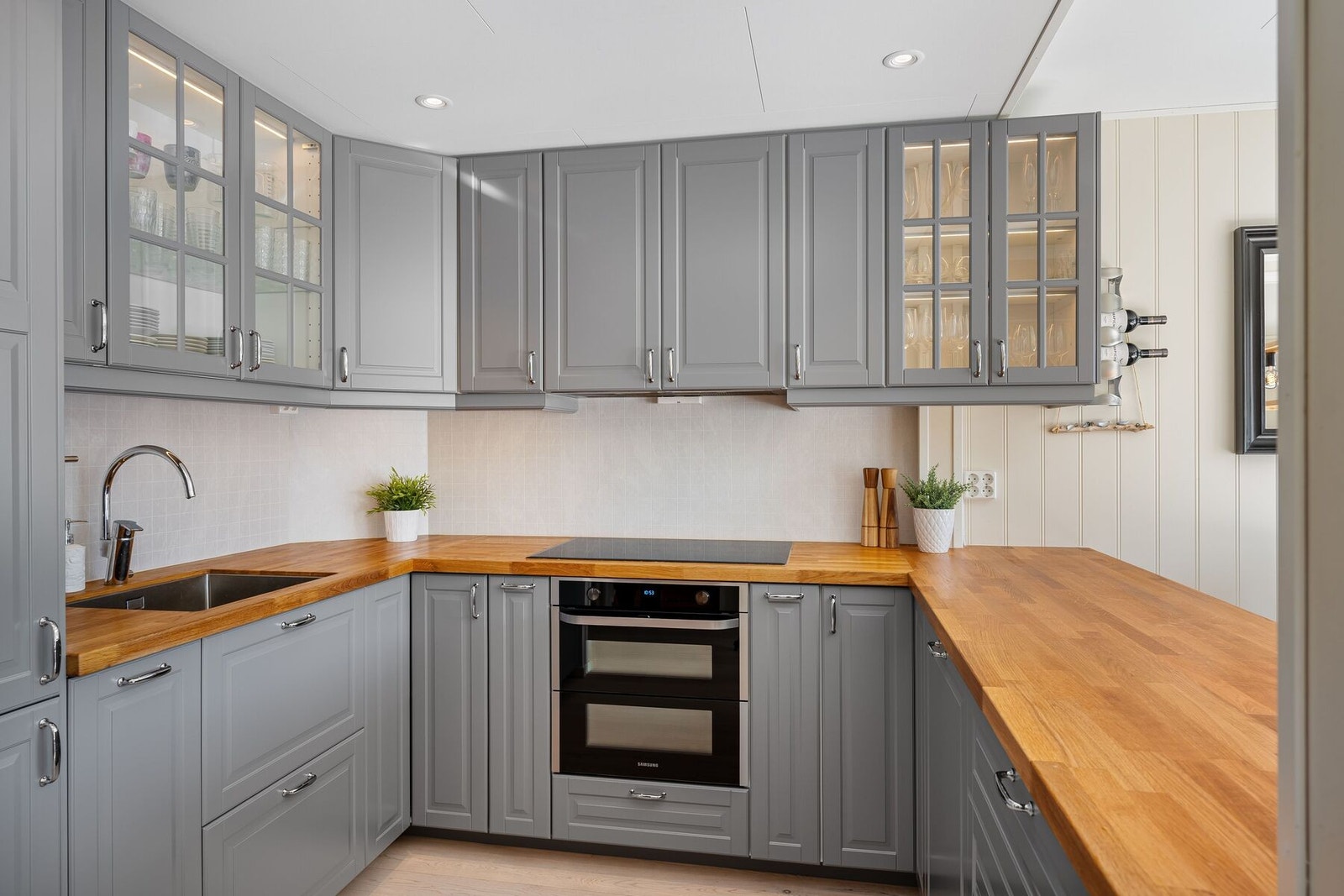 Pent kjøkken fra 2019 med mye skap- og benkeplass. Røropplegg og el ble også oppgradert i 2019 Galleribilde