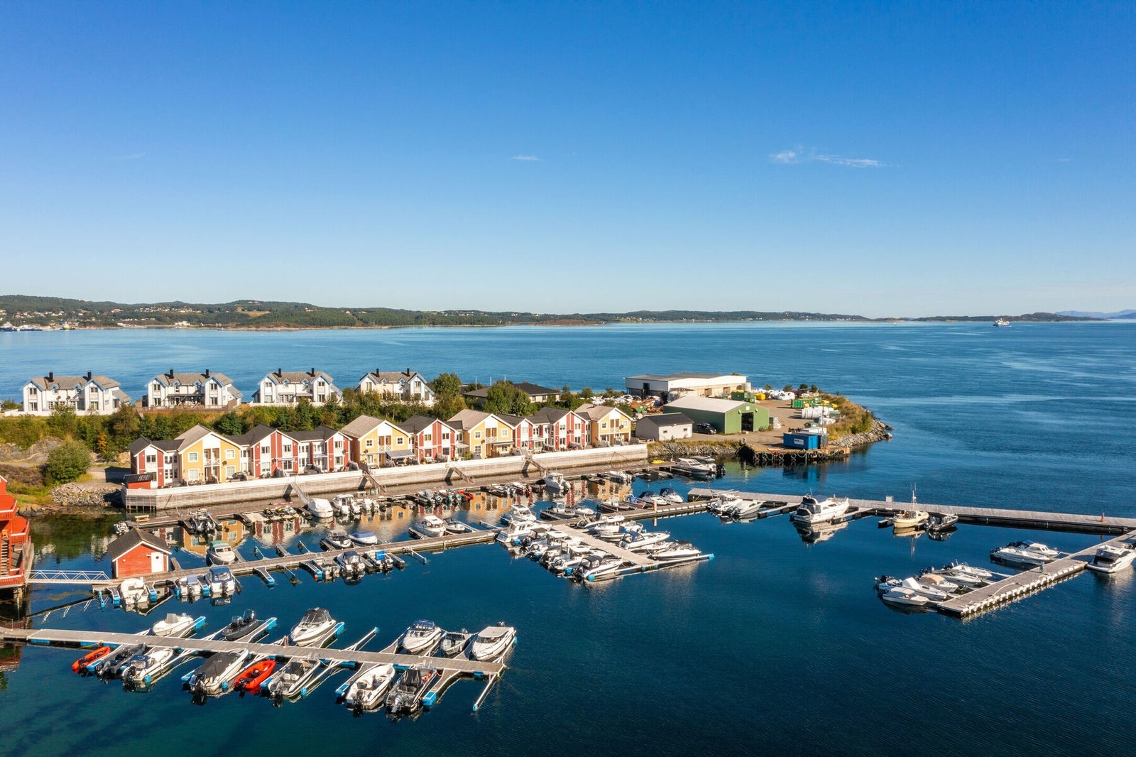 En kort gåtur fra fritidsboligen finner man også en flott strand - et eldorado for de minste i familien Galleribilde