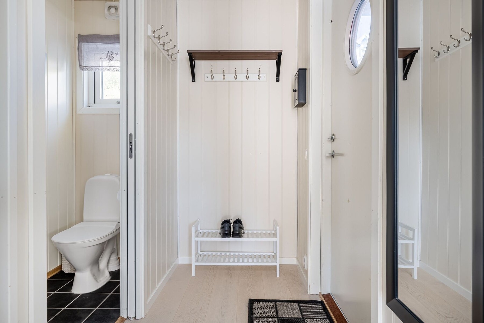 Entrè med eget toalettrom Galleribilde