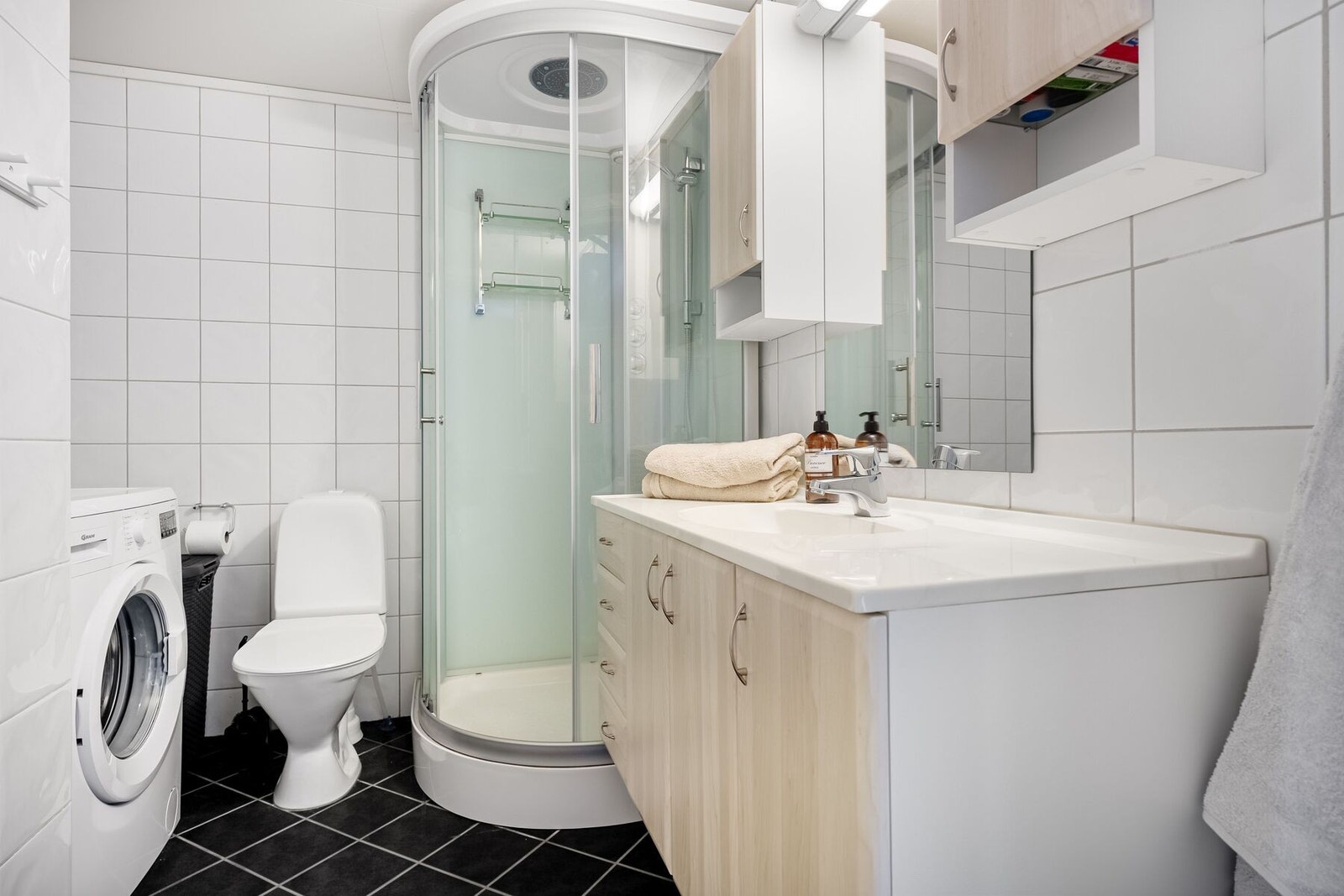 Pent, flislagt bad med dusjkabinett fra 2016, opplegg for vaskemaskin, toalett og innredning Galleribilde