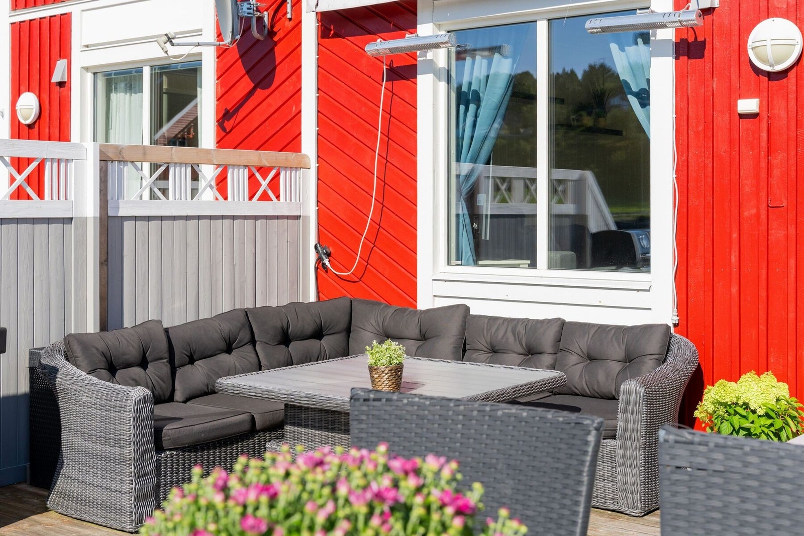 På terrassen er det både markise og terrassevarmere Galleribilde