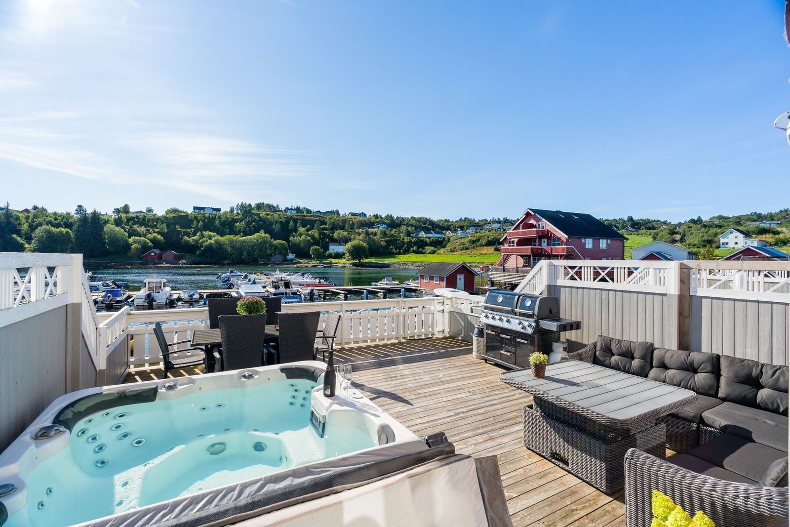 Fritidsboligen har stor terrasse med svært gode solforhold Galleribilde