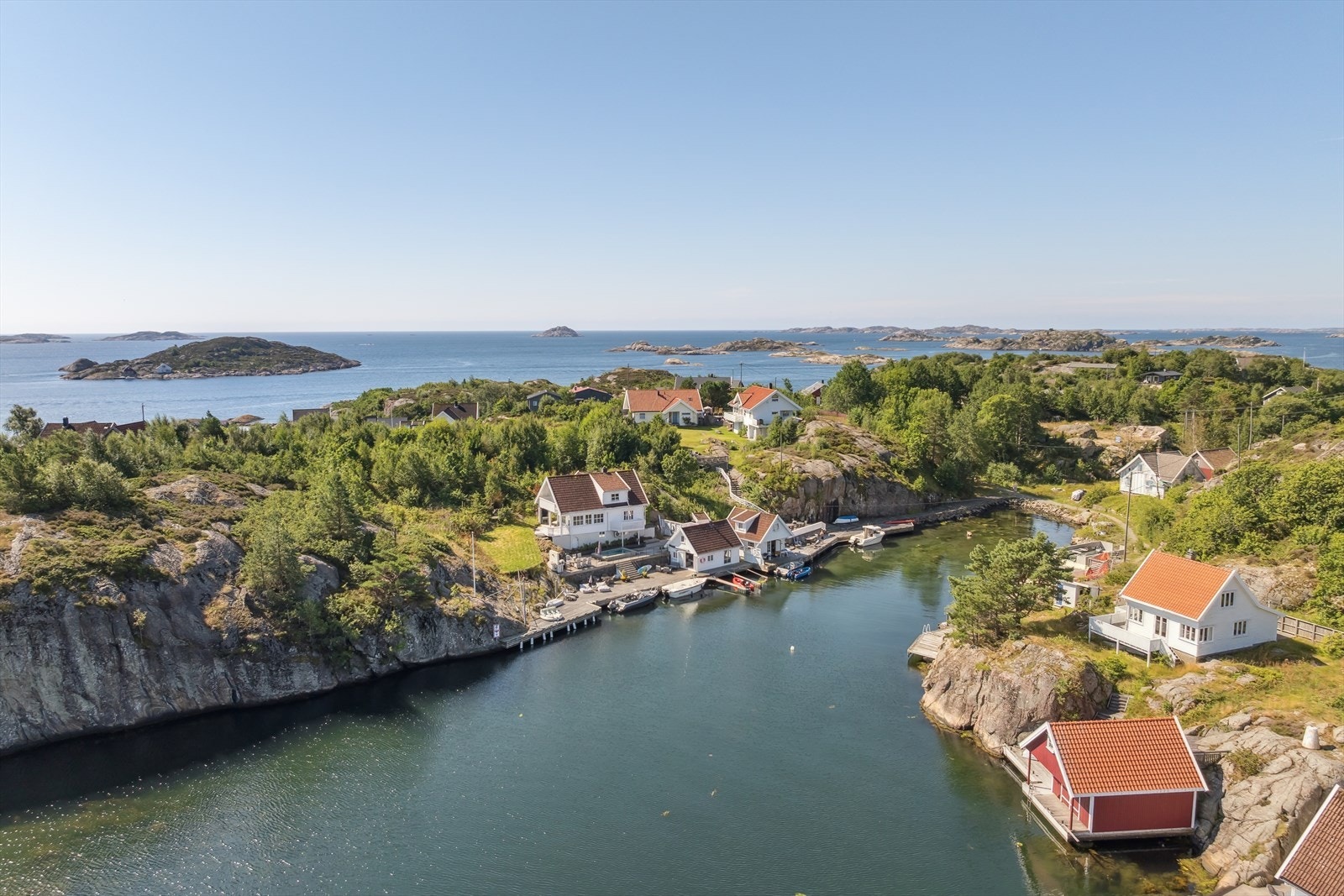 Sjekk denne spektakulære plassen med stort bryggeanlegg og lang strandlinje! Galleribilde