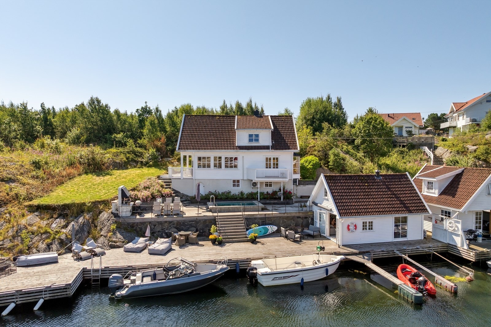 Eiendomsmegler Norge / Jon A Røsstad presenterer Borøya 109 - Sjekk denne spektakulære plassen med stort bryggeanlegg og lang strandlinje! Galleribilde