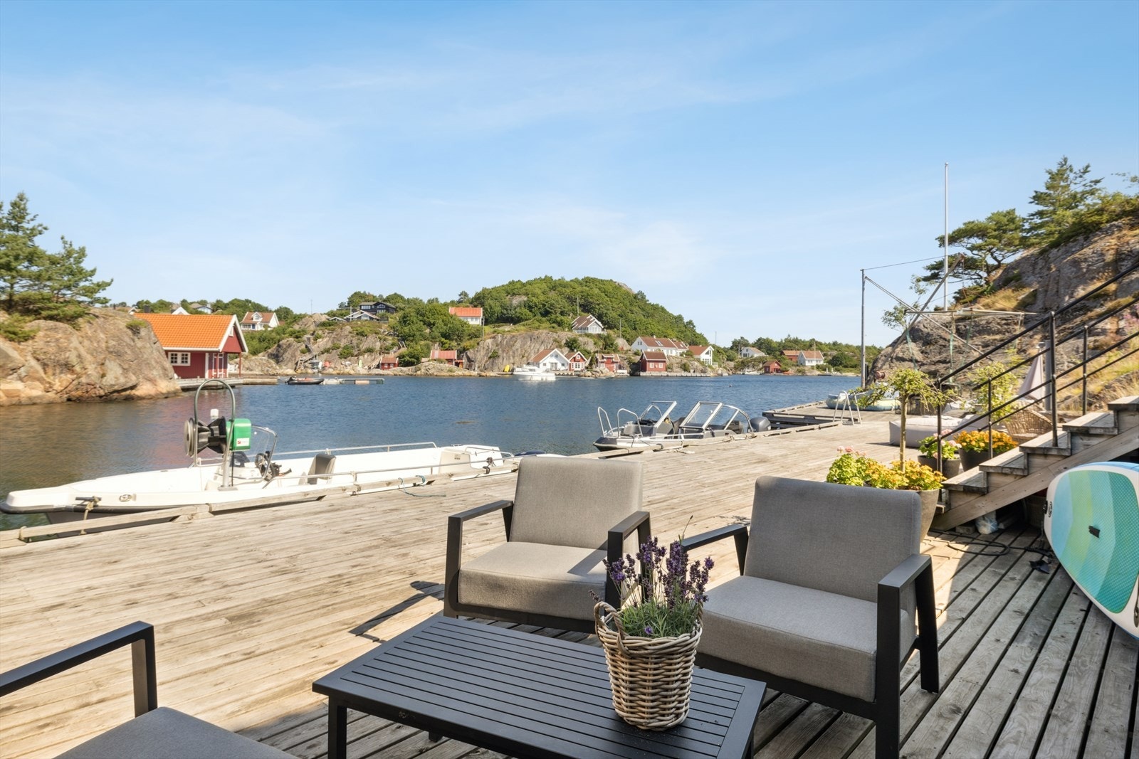 Egen langstrakt brygge med nydelig utsikt
utover den attraktive Borøybukta! Galleribilde