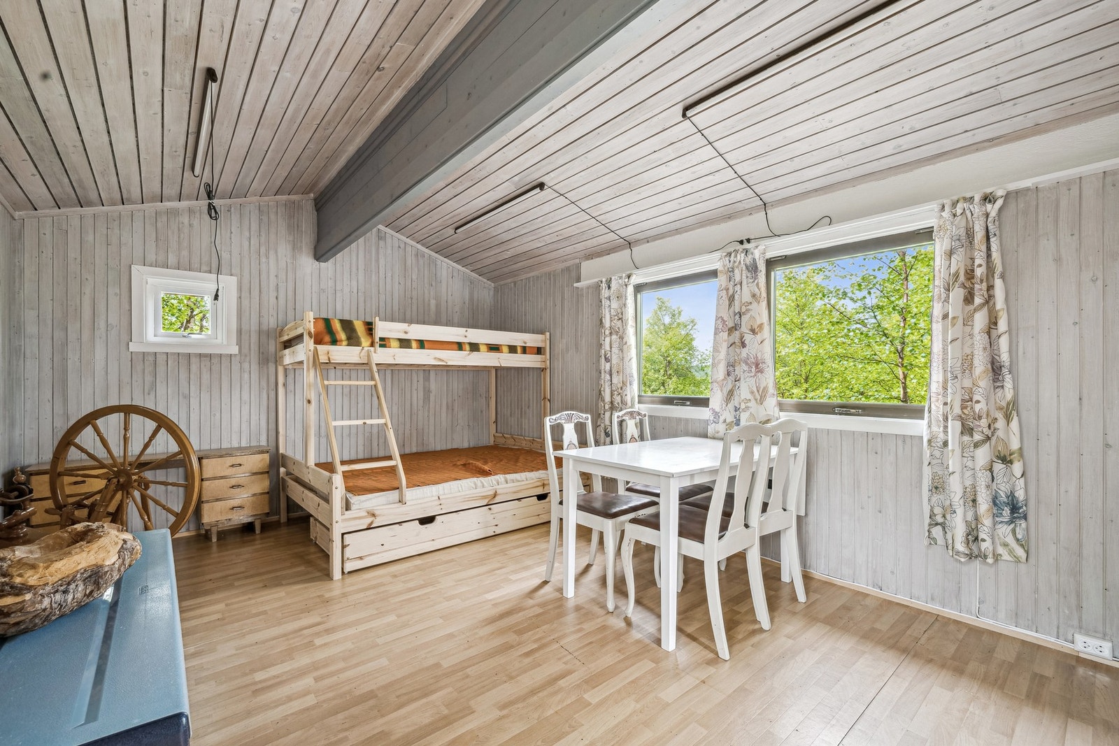 Trivelig anneks med sengeplasser - gir god plass til gjester og mulighet for privat sone Galleribilde