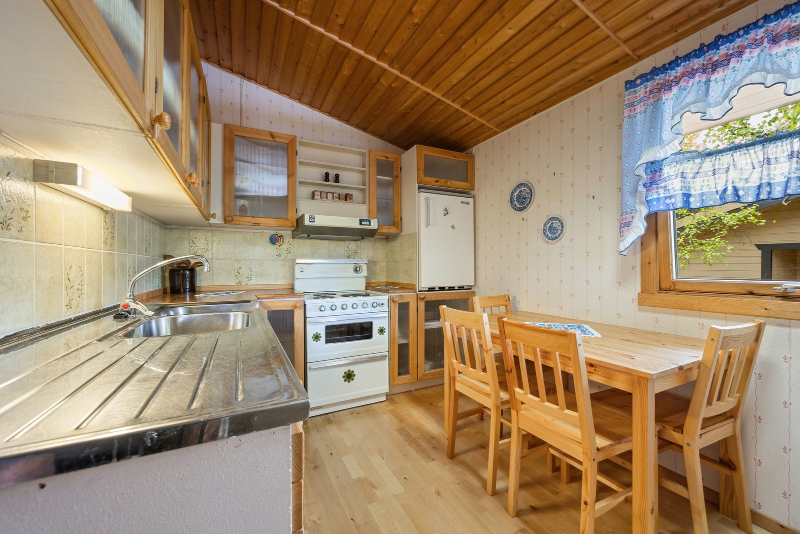 Funksjonelt kjøkken med plass til spisebord Galleribilde