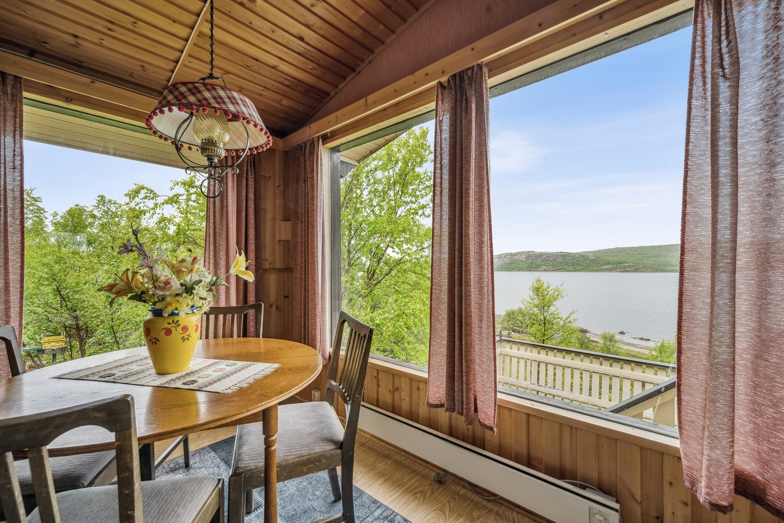 Fra hyttetrappa er det bare noen meter til sjøen Galleribilde