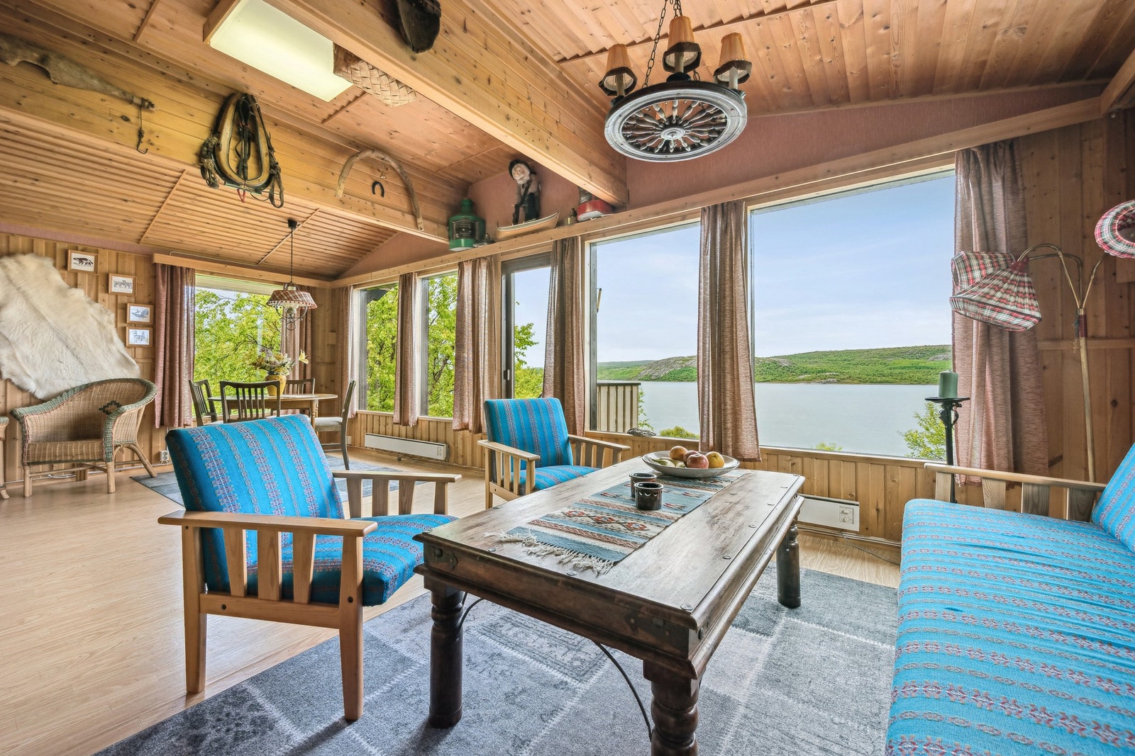 Stue med flere sosiale soner - perfekt for både rolige kvelder og hyggelige sammenkomster, med sjøutsikten som naturlig bakteppe Galleribilde