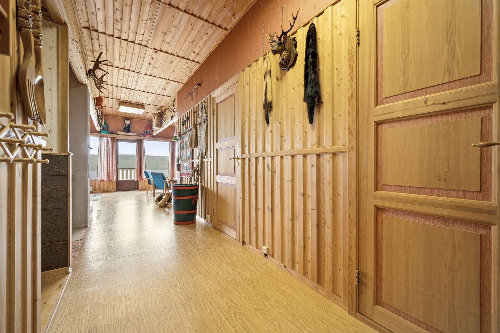 Gang mot stue og utsikt til Munkefjorden Galleribilde