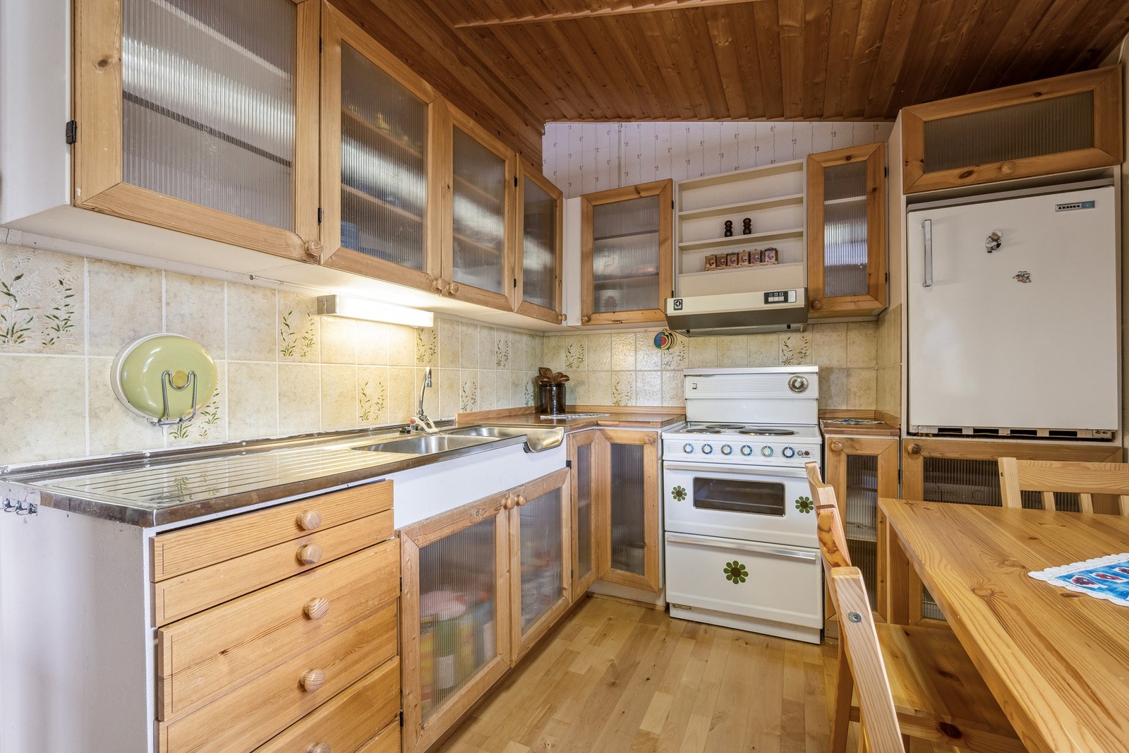 Kjøkken med rikelig skapplass Galleribilde