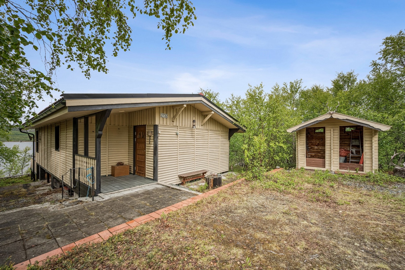 Fritt og naturnært - hytta ligger idyllisk til ved Munkefjorden, med sjøen som nærmeste nabo Galleribilde