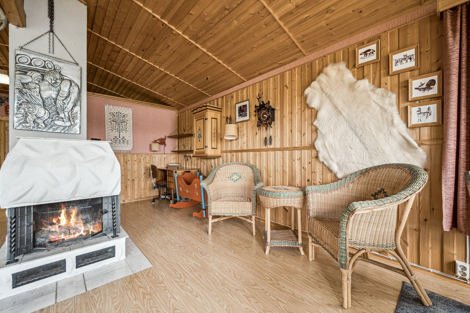 Stue med vedovn sentralt plassert Galleribilde