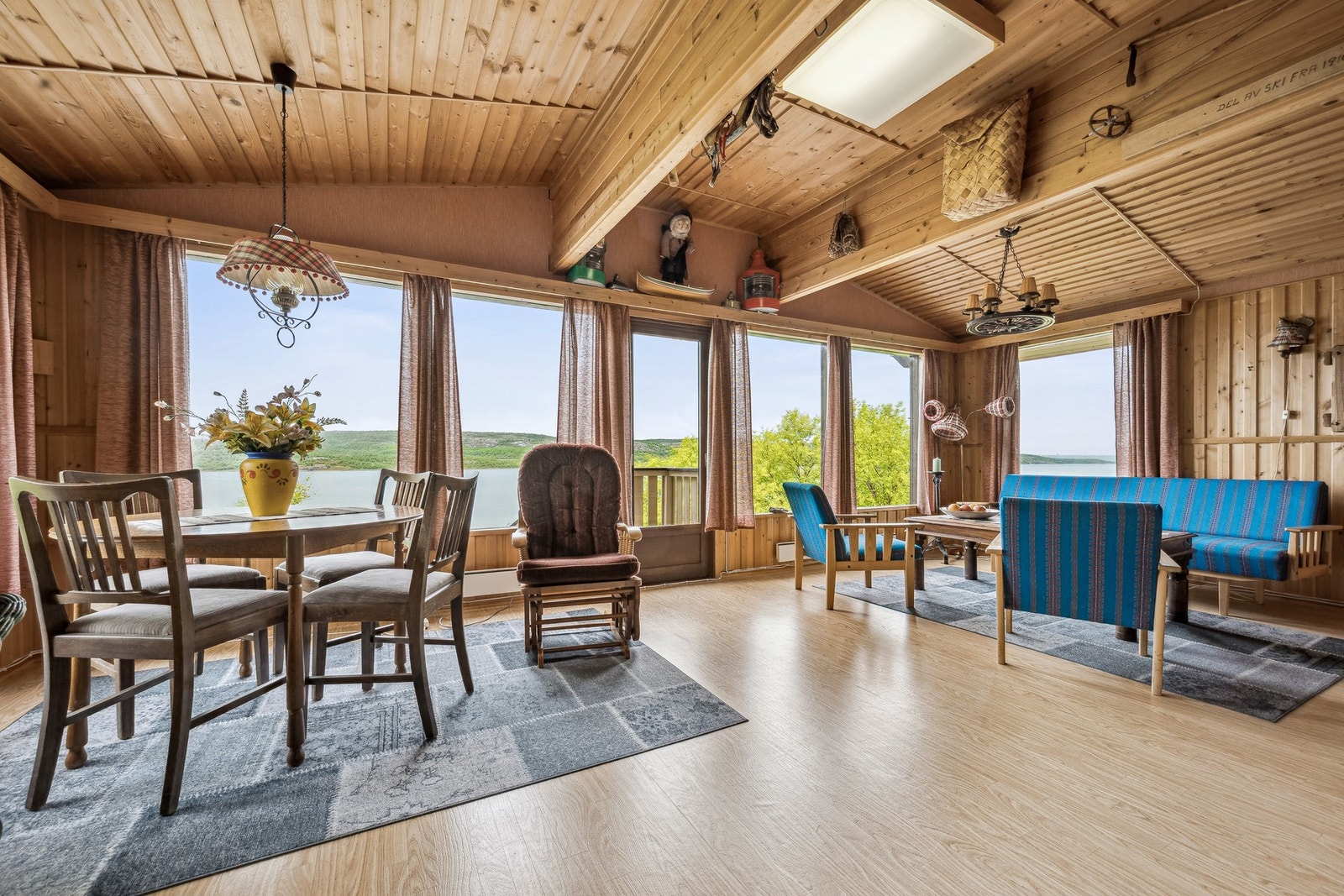 Velkommen til Neidenveien 2732. Stue med vinduer i flere retninger - her nyter du Munkefjorden fra nesten alle vinkler. Foto: EFKT. Galleribilde