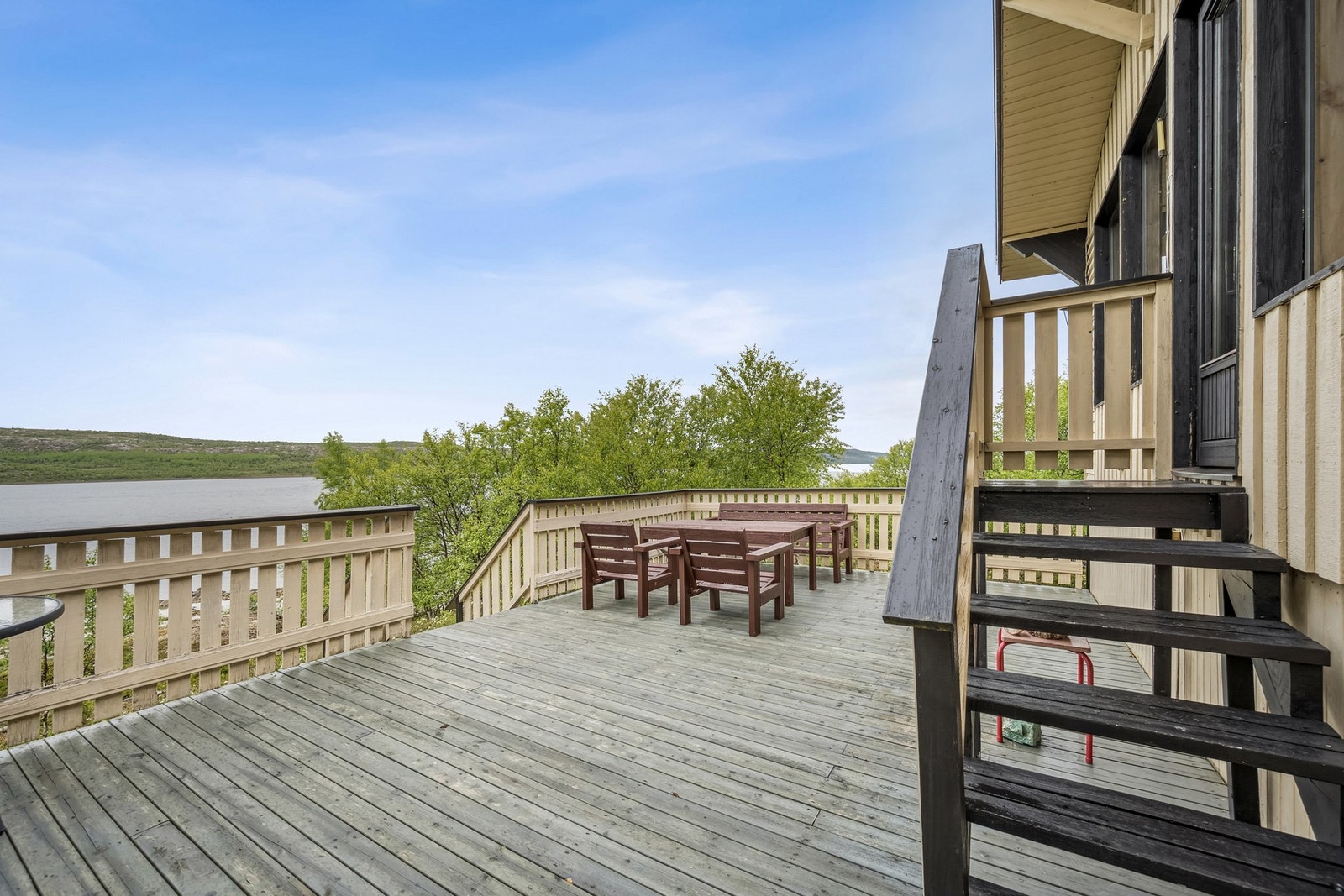 Stor og solrik terrasse med nydelig utsikt mot Munkefjorden - et perfekt sted for å nyte naturen, sjøluften og lange sommerdager Galleribilde