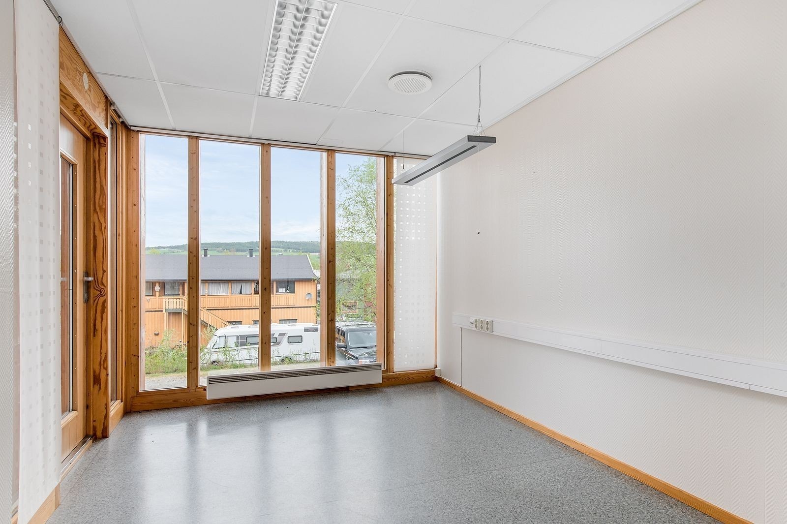 Kontor i 1. etg på ca 12 kvm og mye lys! Galleribilde