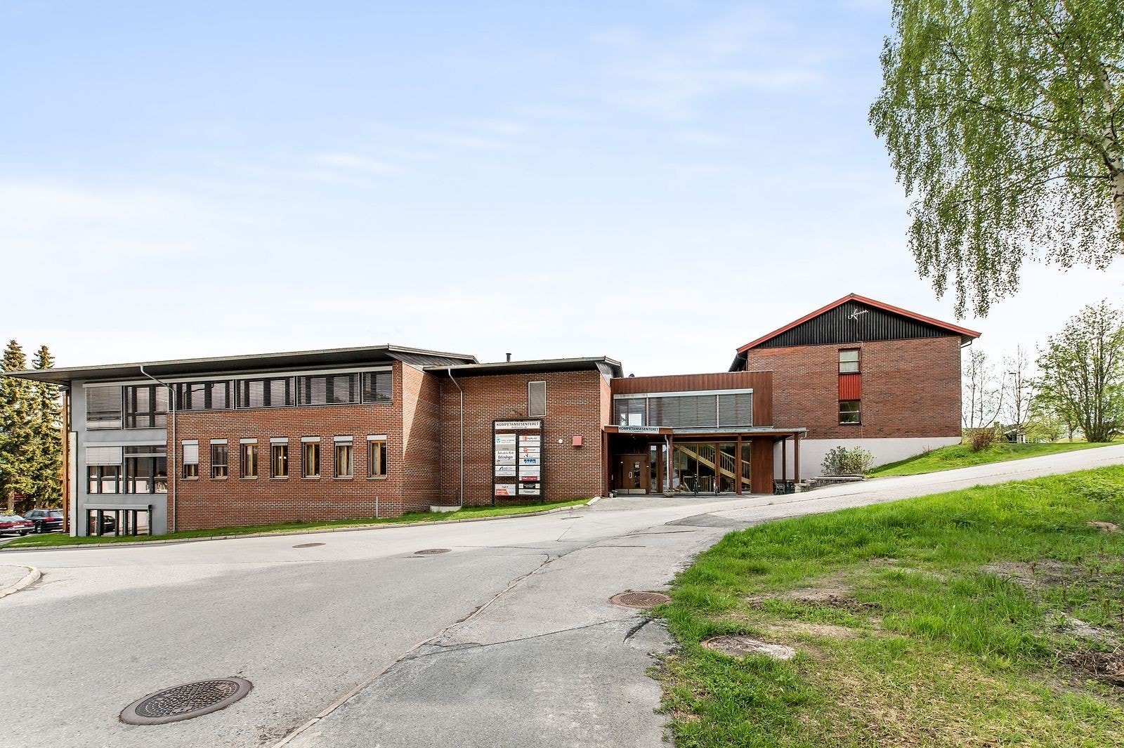 Fasade mot sør med hovedinngang Galleribilde