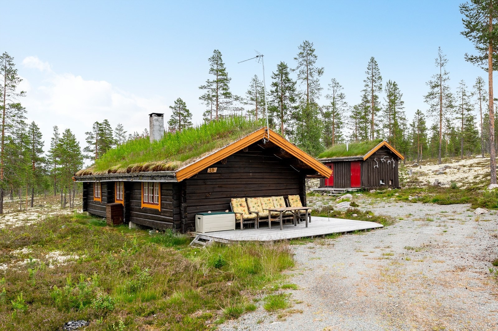 Utenfor hytta er det en solrik sydvestvendt terrasse på ca. 32m² som strekker seg langs to av ytterveggene. Galleribilde