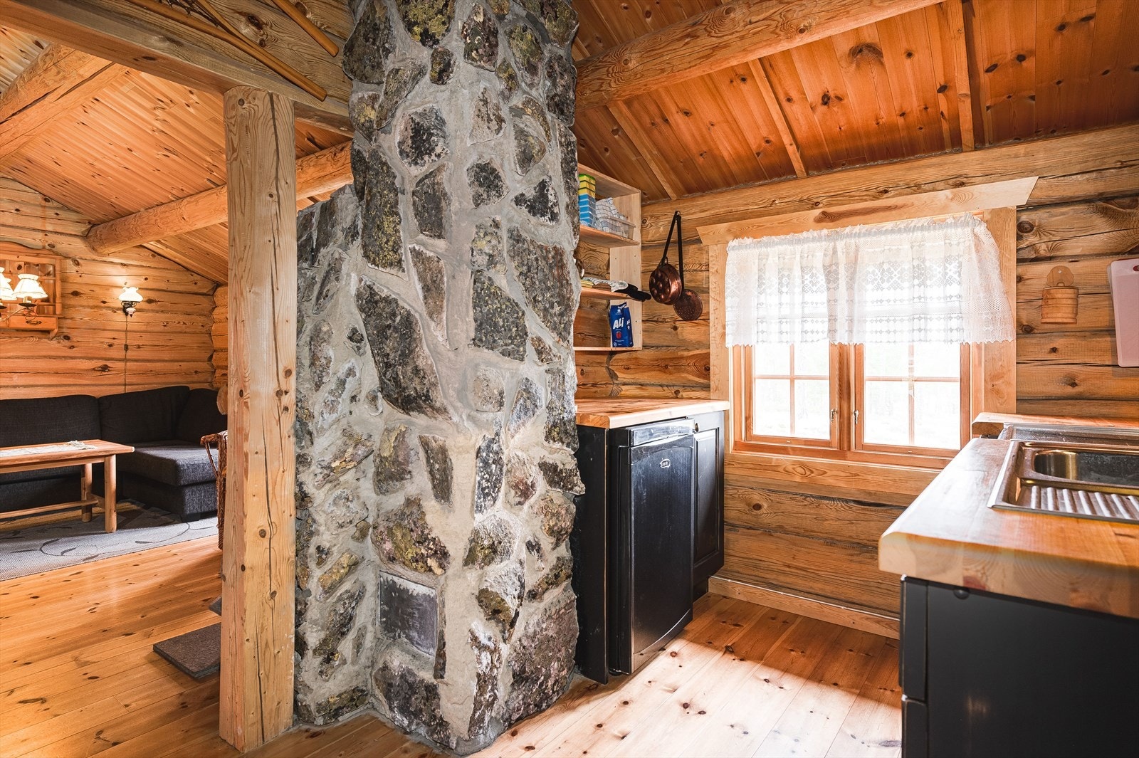 Propan komfyr med 4 bluss samt propan kjøleskap. Gassbeholdere plassert i utvendig skap. Gassalarm er montert. Galleribilde