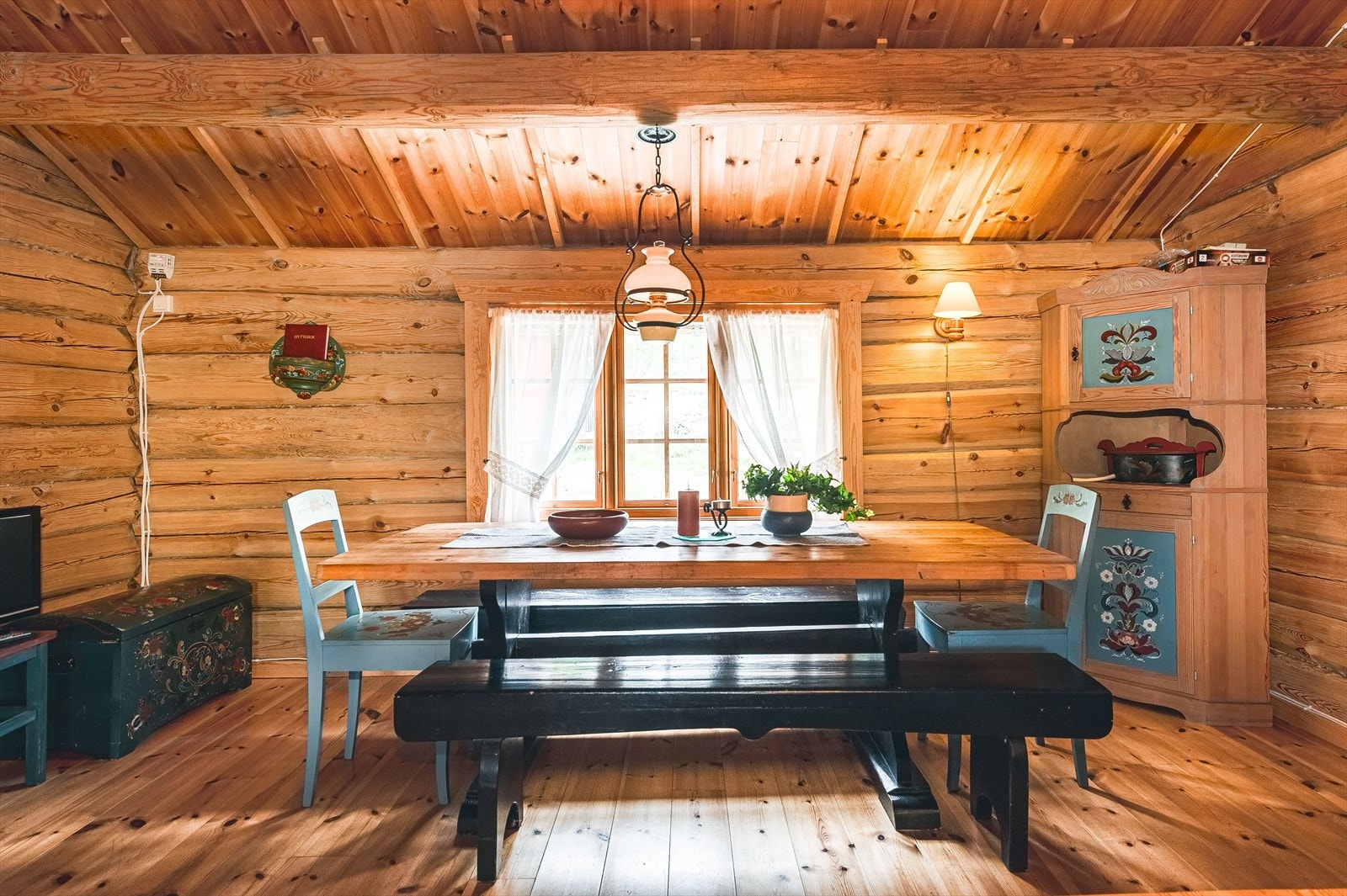 Det er montert solcelleanlegg. Batterier og regulator plassert i stue. 2 stk batterier med ukjent batterikapasitet. Galleribilde