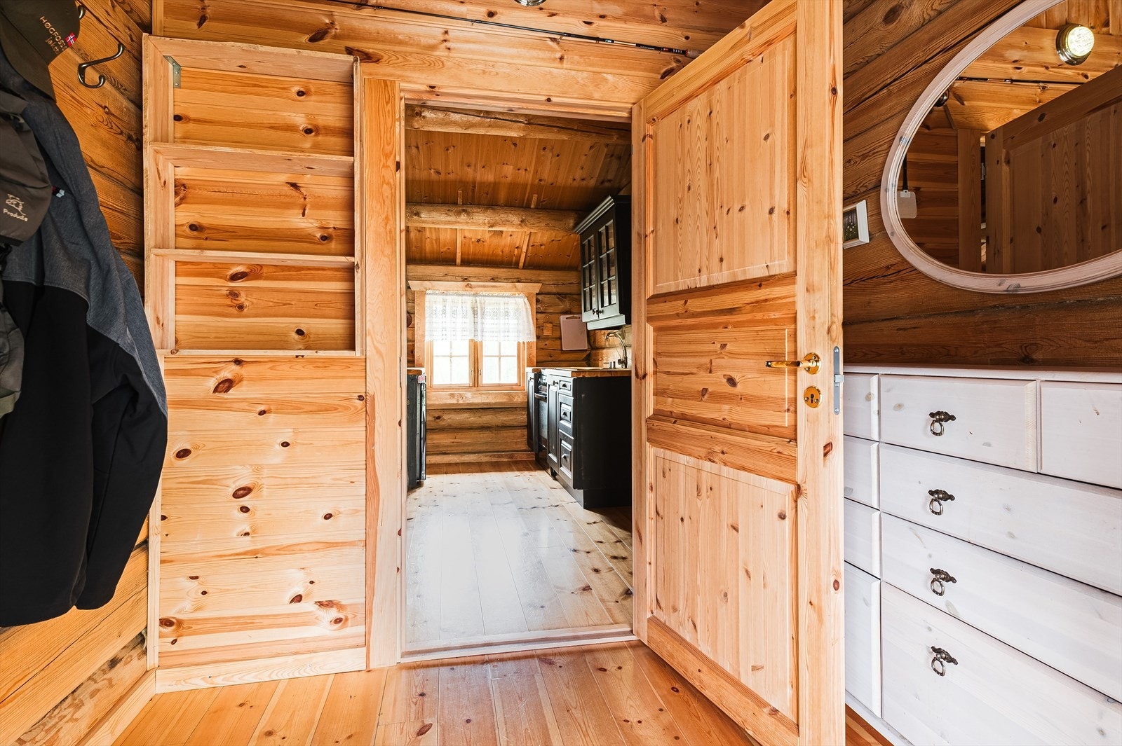 Når du entrer hytta kommer du inn i et praktisk vindfang med plass til sko og oppheng av yttertøy. Galleribilde