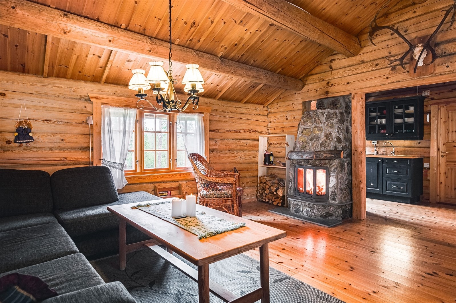 Kjøkkenet ligger i en fin delvis åpen løsning med stuen, adskilt og samtidig åpent og sosialt. Galleribilde