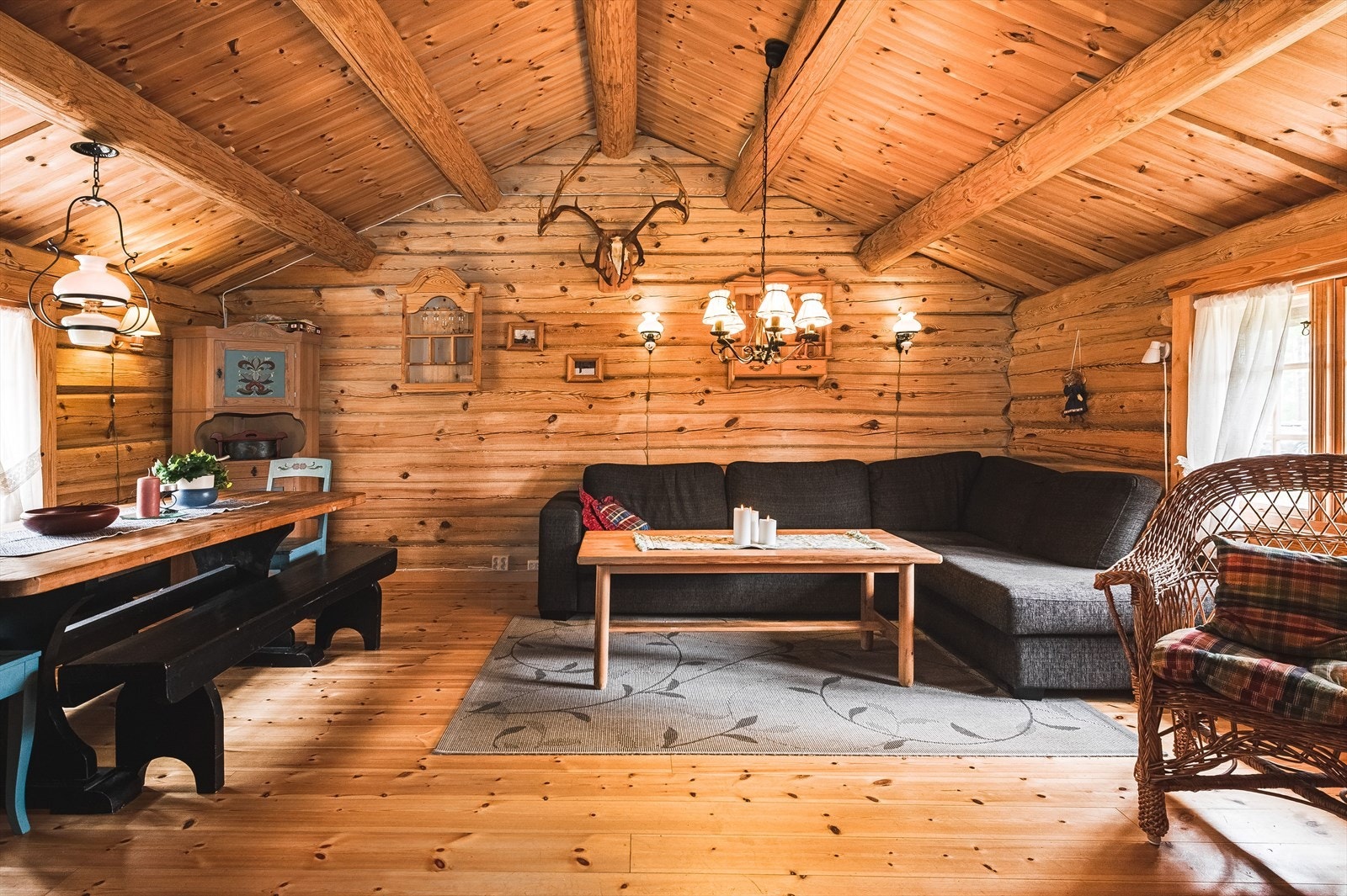 Stuen er det naturlige oppholdsrommet i hytta, og er et fint rom for både avkobling og hygge. Galleribilde