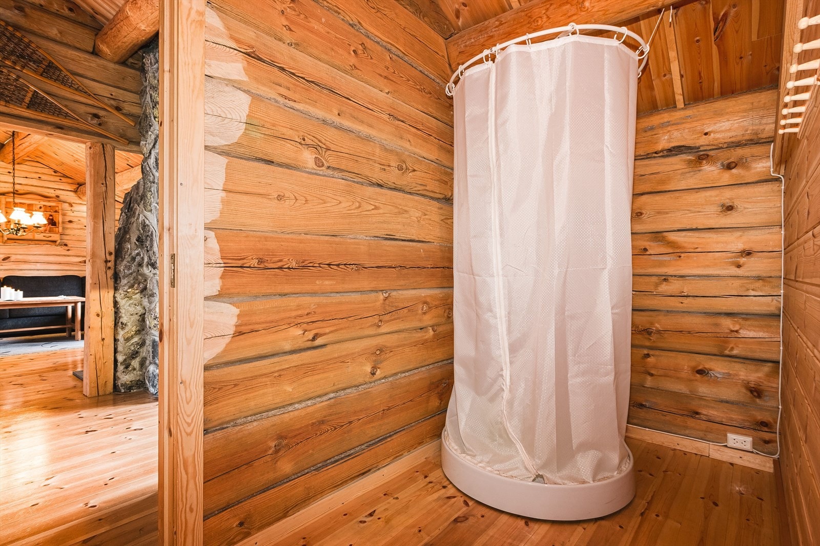 Hyttedusj med forheng plassert i del av soveromsgang, avløp med gråvann til terreng. Galleribilde