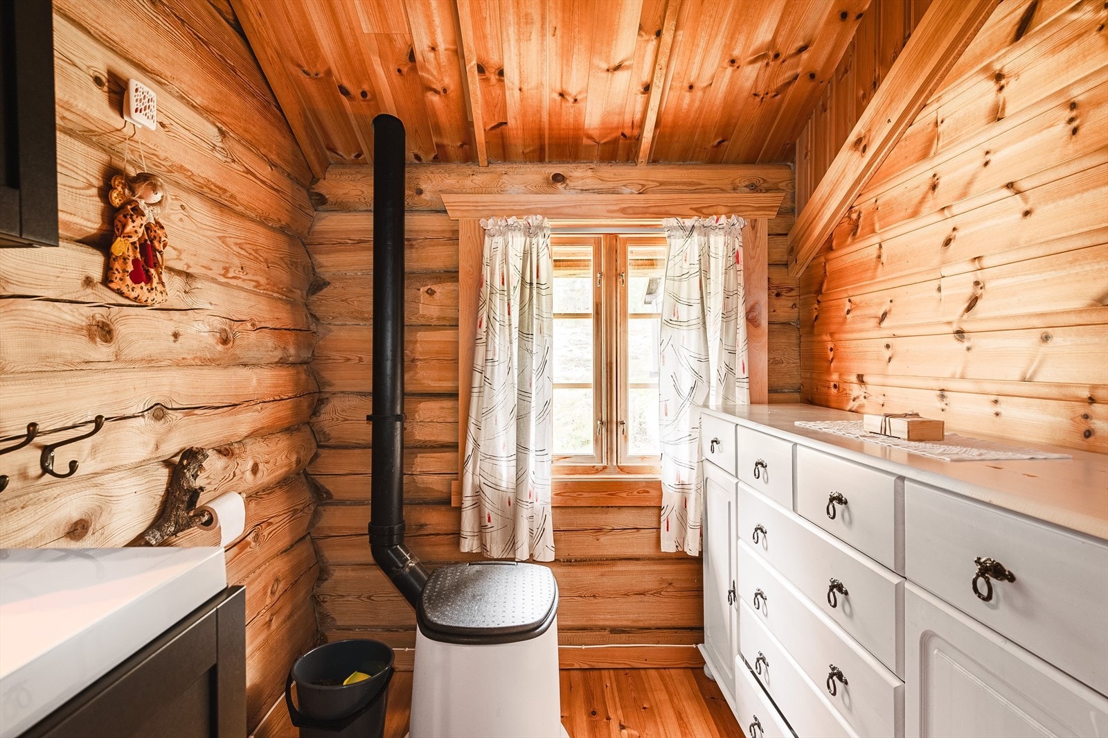 Hygeienrom har mulldo løsning, avløp fremstår som direkte til tett beholder med manuell tømming, lufting av avløp fremstår over tak. Galleribilde