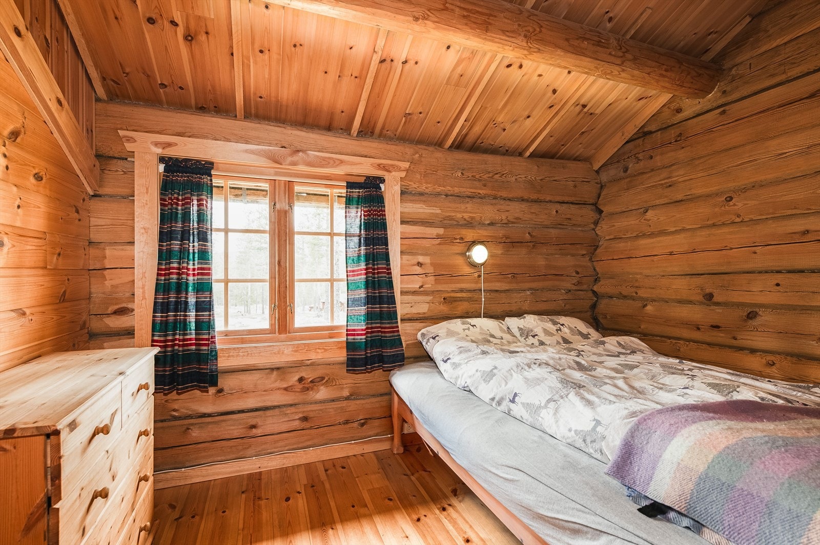 Hytta inneholder to soverom, det er i tillegg innredet med et soverom i annekset. Soverom 1 er i dag innredet med en dobbeltseng og kommode. Galleribilde