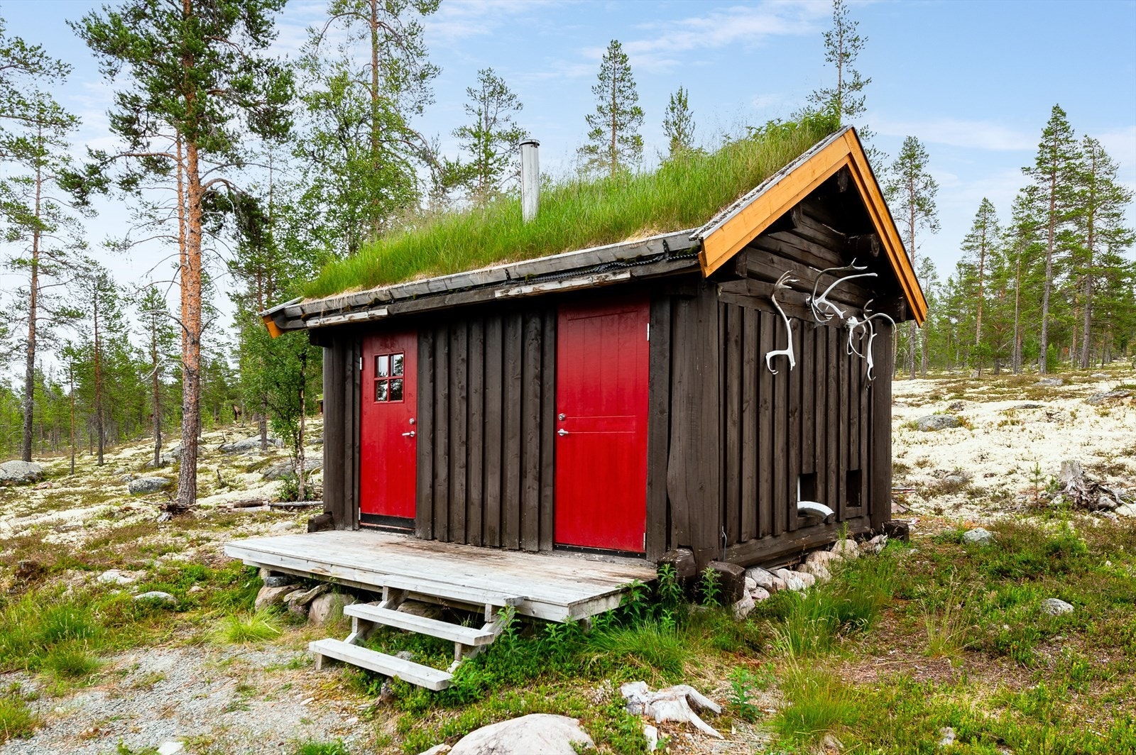 Eiendommen er også bebygd med et anneks fra 2010 på 11m² som er innredet med et soverom og en bod. Galleribilde