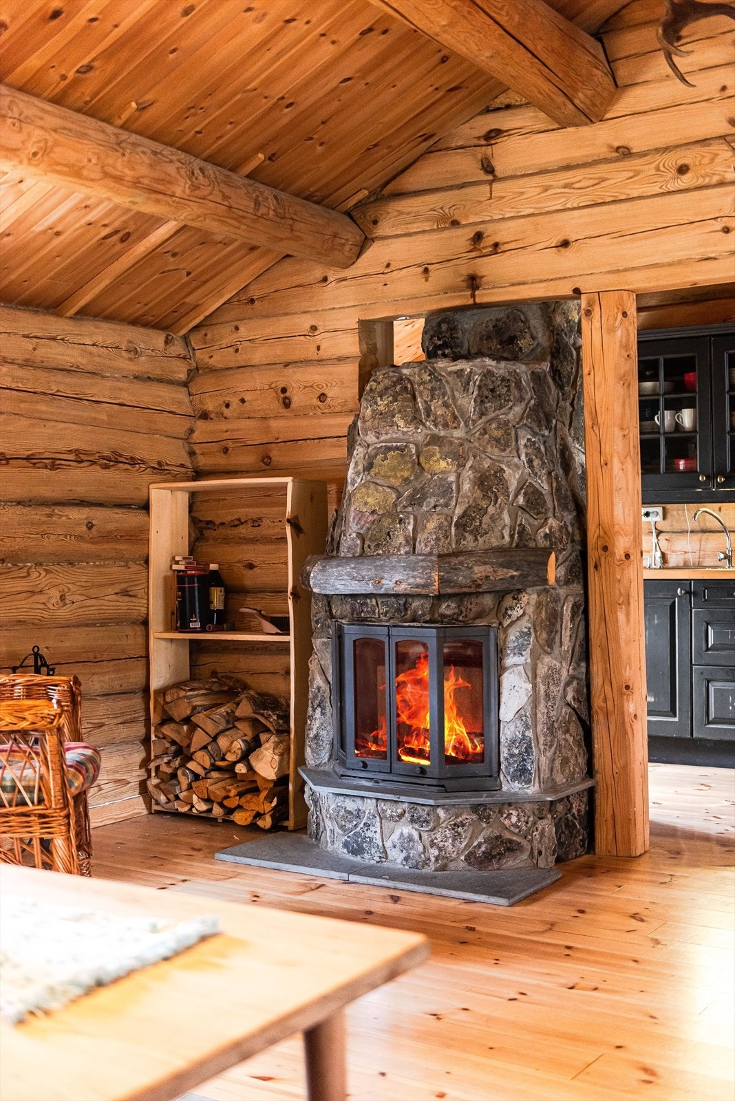 I stuen har du en fin peis i naturstein som både gir god varme og bidrar til ekstra knitrende hygge. Galleribilde