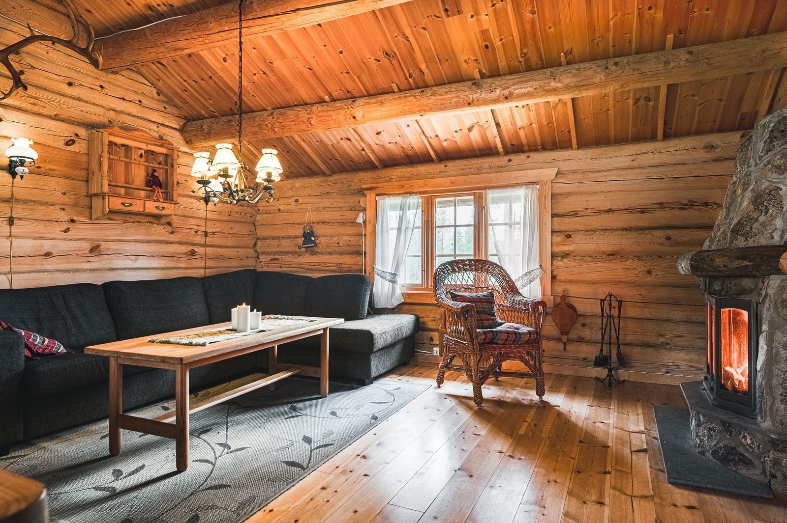 Stuen har god standard med lakkerte furugulv, overflater med synlig laftet tømmer og mønet himling med synlige rundstokker. Galleribilde