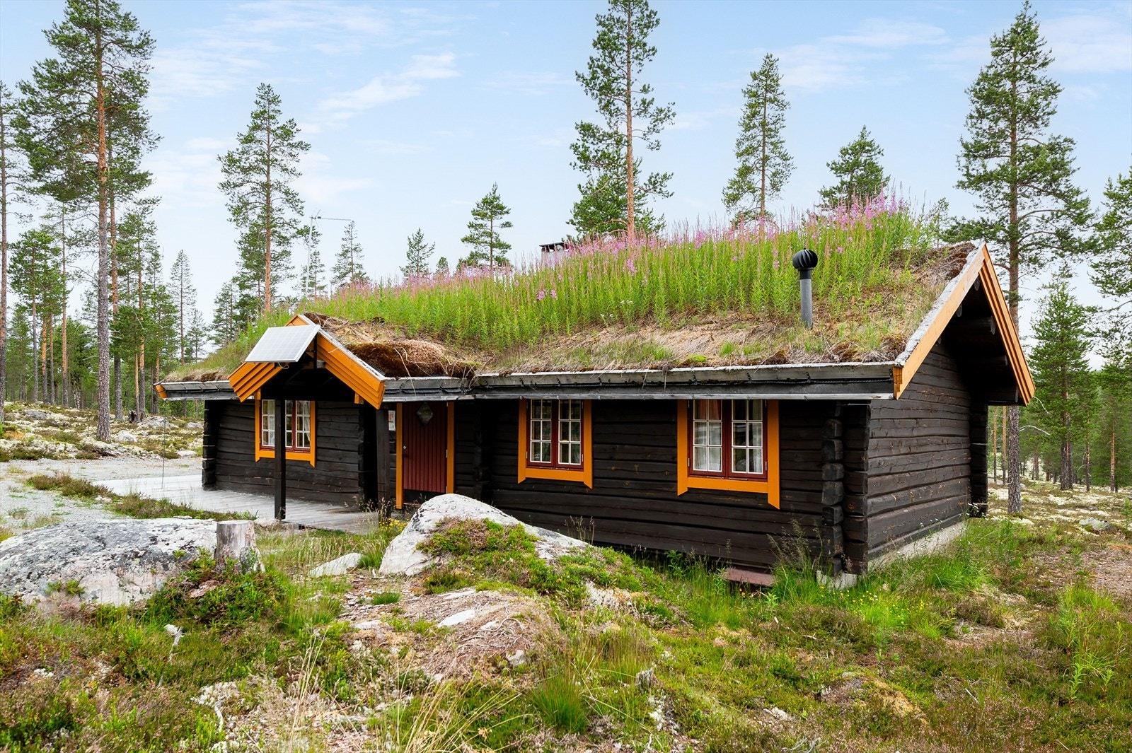 Du ønskes velkommen inn via et hyggelig overbygget inngangsparti som er en del av terrassen. Galleribilde