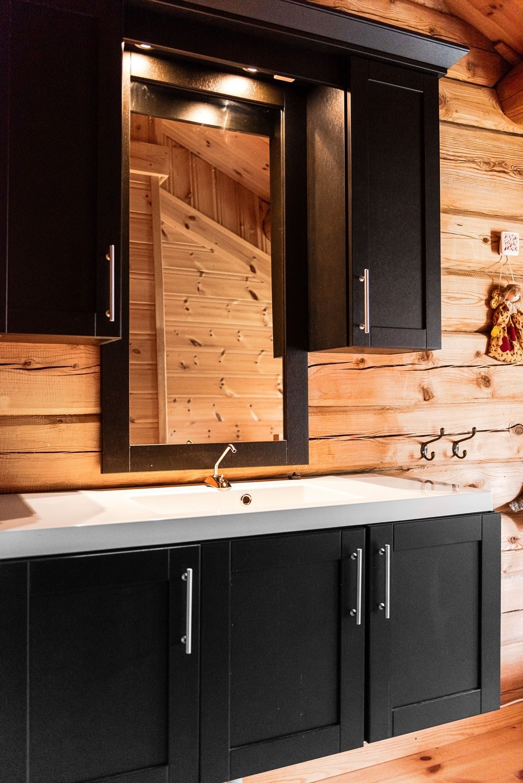 Sort baderomsinnredning med servant og vanntilførsel til servant fra vannbeholder tilknyttet 12V vannpumpe. Avløp med gråvann til terreng. Galleribilde