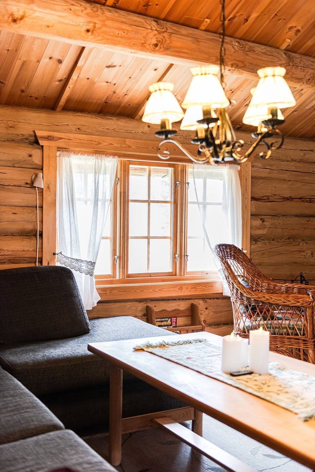 Stuen har gjennomgående lysinnslipp fra koselige vindusflater. Galleribilde