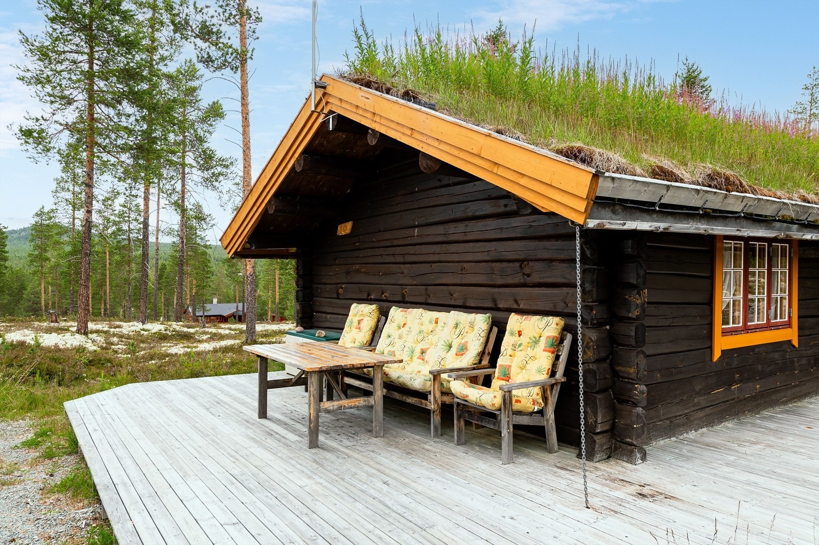 Terrassen har impregnerte terrassebord på gulv og god plass til sittegrupper etter eget ønske og behov. Galleribilde