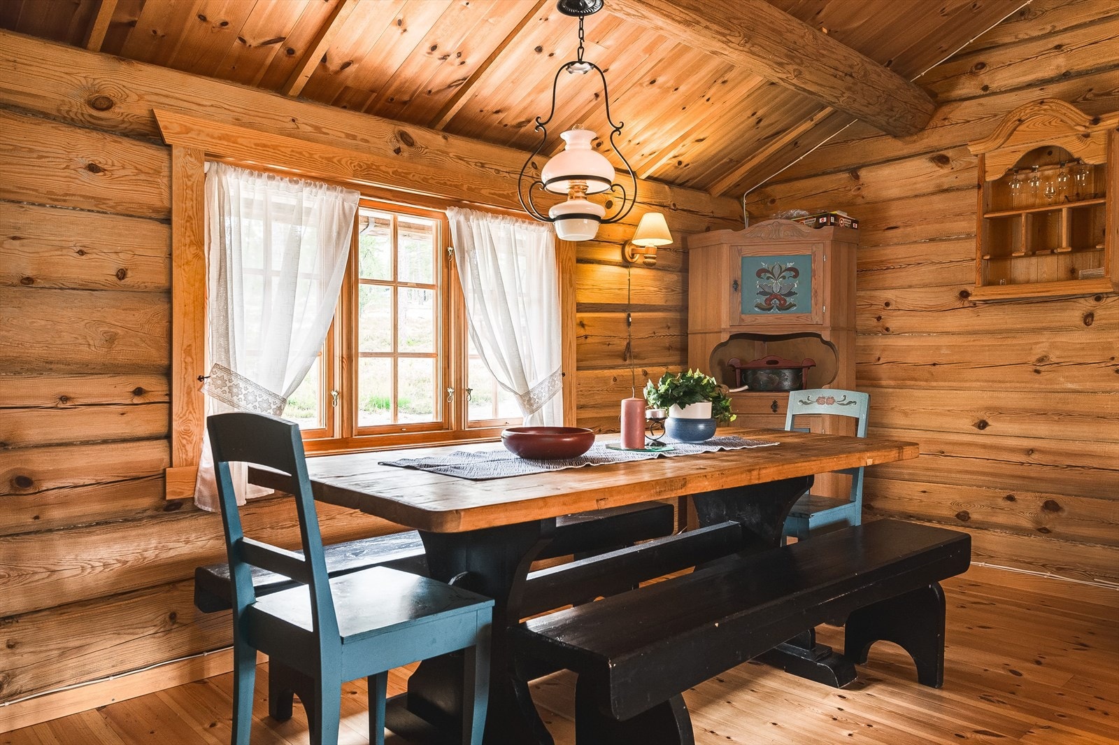 I stuen er det god plass til både sofagruppe med salongbord og et stort spisebord. Galleribilde