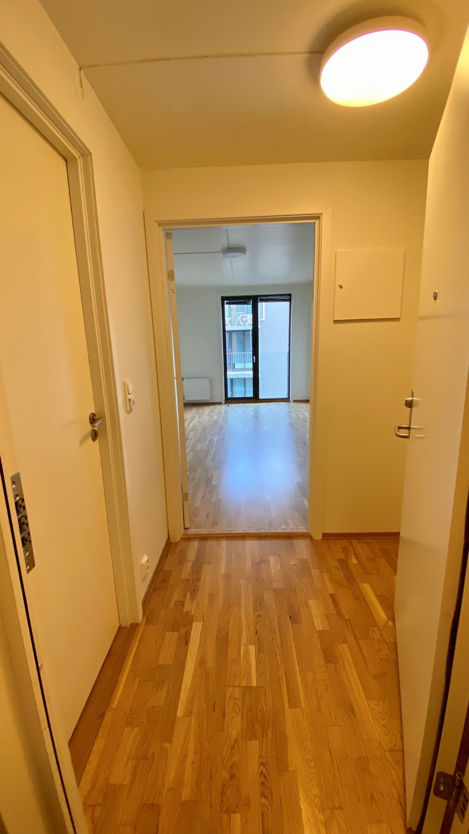 Entre med garderobeskap Galleribilde